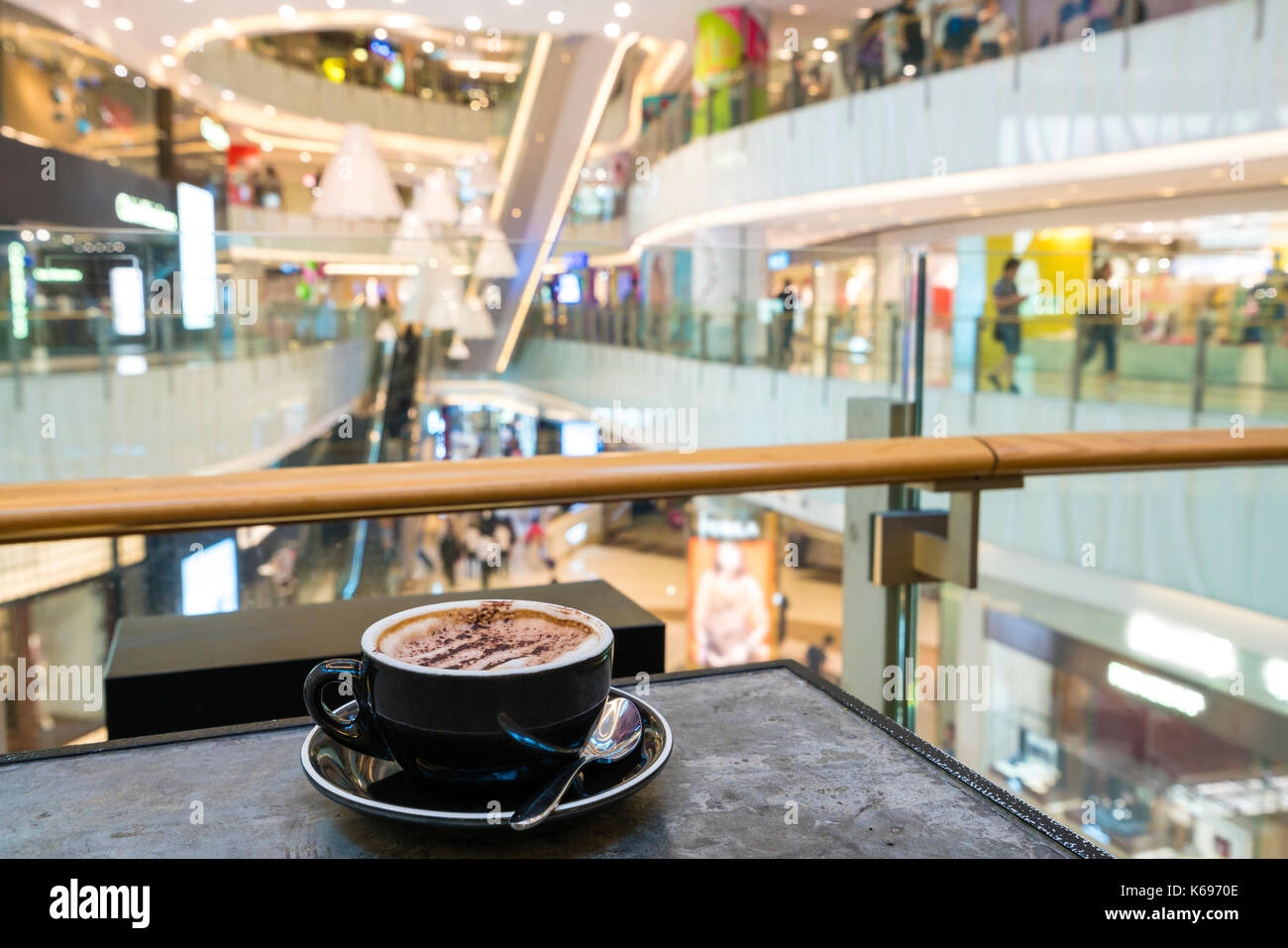 Bere un caffè in un centro commerciale per lo shopping Foto Stock