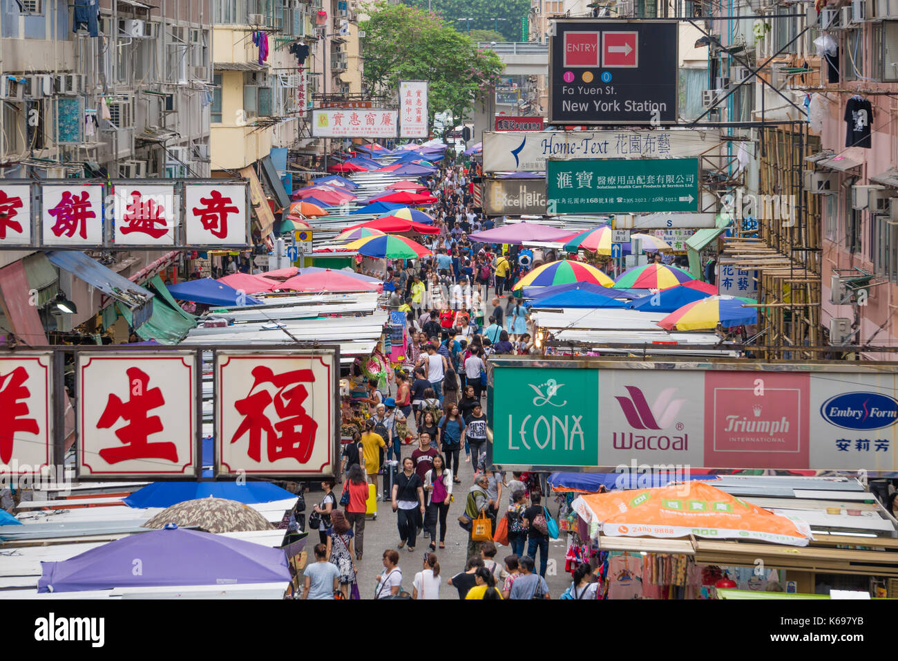 People shopping a una strada del mercato di Hong kong Foto Stock