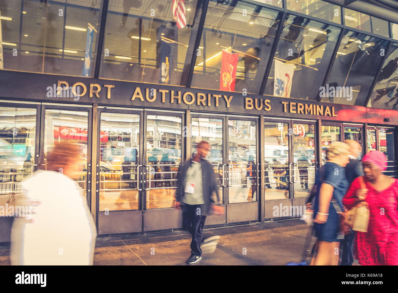 New york, Stati Uniti d'America - 28 September, 2016: pedoni fuori della trafficata port authority bus terminal. Foto Stock