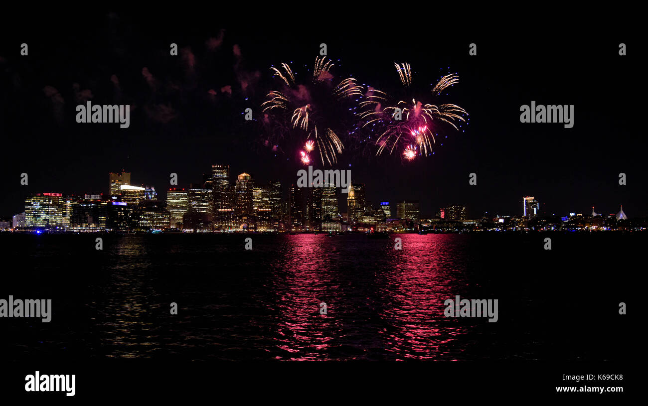 Fuochi d'artificio esplodere oltre al porto di Boston su 08-31-17 come parte del quinto annuale "illuminare il porto fuochi d'artificio celebrazione' visto dal harborwalk. Foto Stock