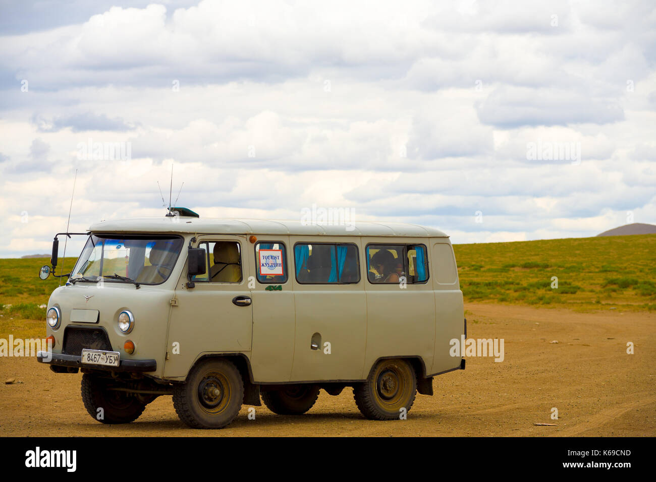 Mongolia - Luglio 16, 2007: turisti sedersi in una tipica la trazione a 4 ruote motrici uaz van russo soprannominato il pane utilizzato per affrontare la steppa mongola off-road Foto Stock