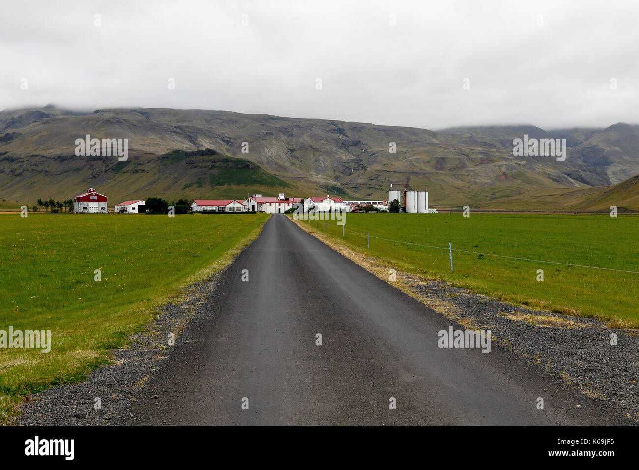 Azienda privata con una strada che conduce ad esso in corrispondenza della base di eyjafjallajökull. Foto Stock