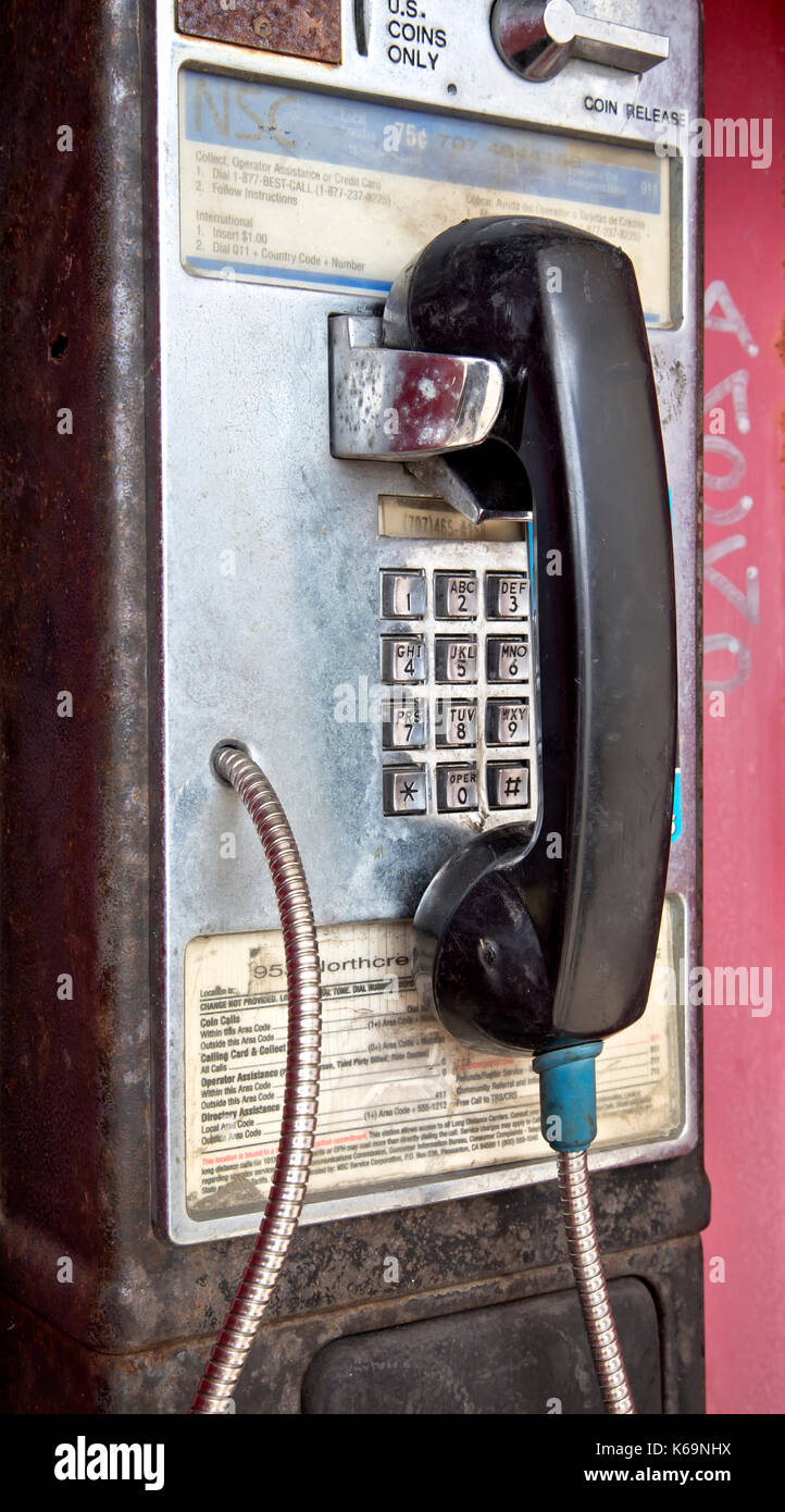 Abbandonato a gettone telefonico pubblico con coin slot di rilascio. Foto Stock