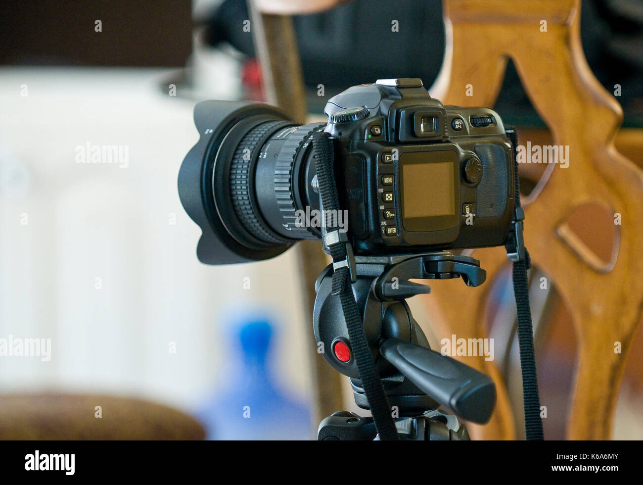 DSLR montata su treppiede pronti a sparare indoor Foto Stock