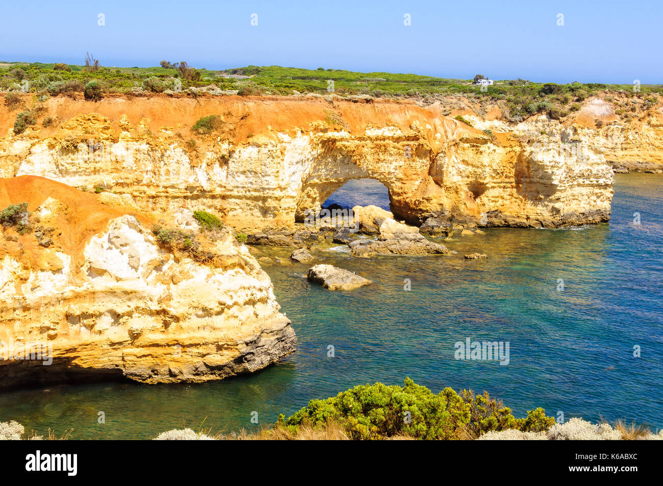 Lentamente ma sicuramente la sabbiatura i venti e le onde progressivamente erodere il calcare e formare le cave in scogliere - Baia di martiri, victoria, Australia Foto Stock