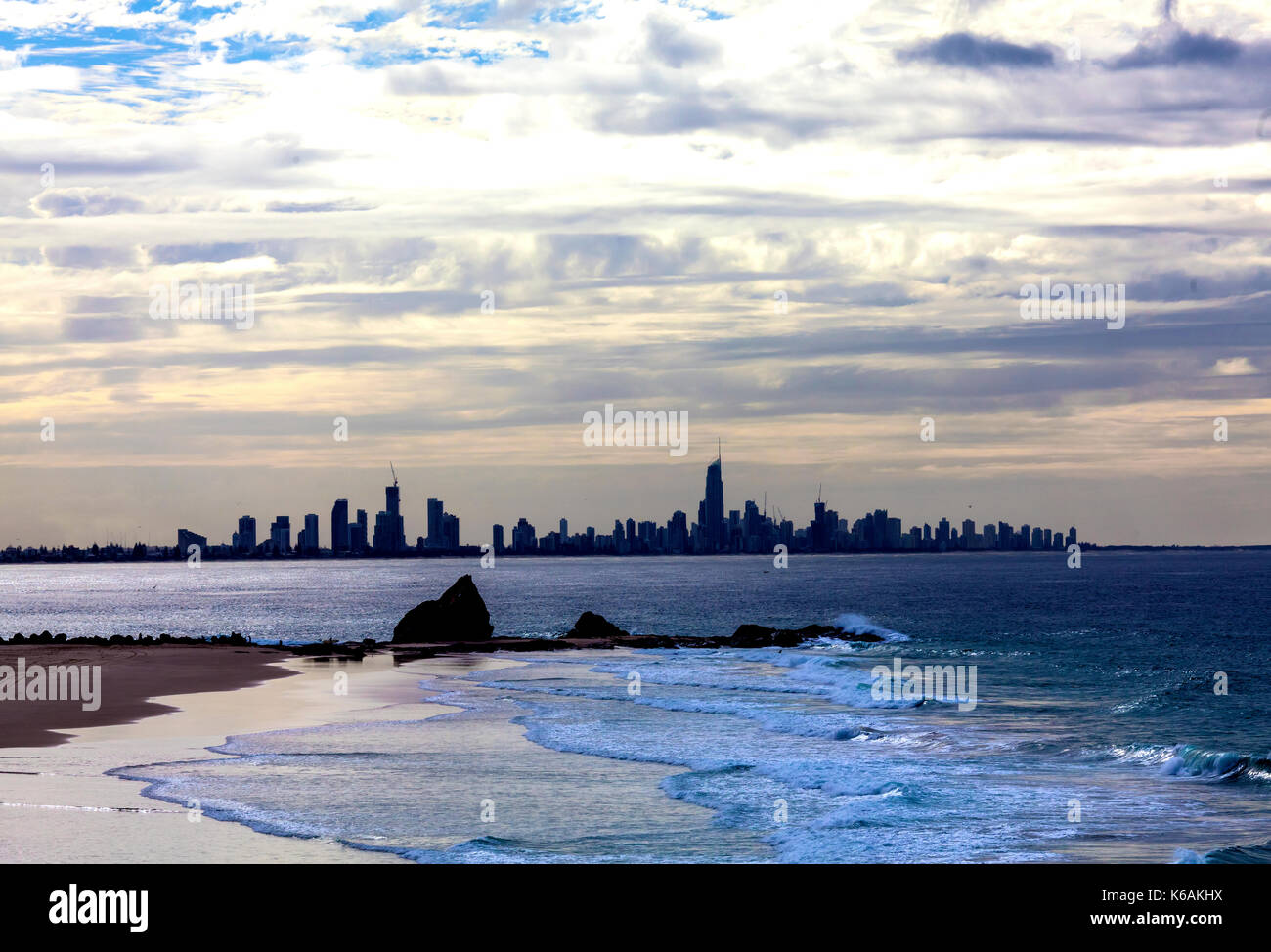 La gold coast si vede attraverso il mar dei coralli da tugan beach Foto Stock