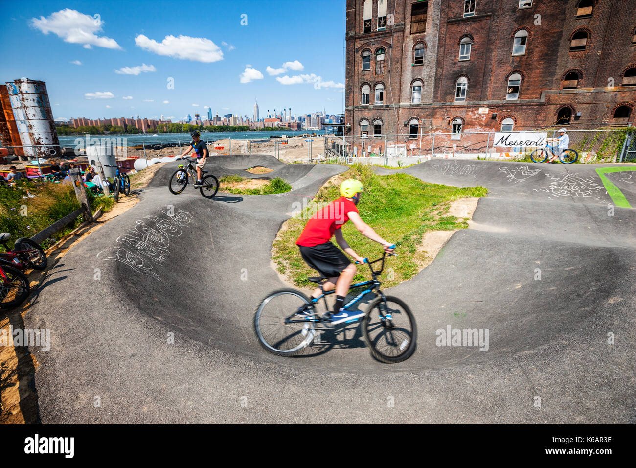 Brooklyn bike park, Manhattan in background, New York City Foto Stock