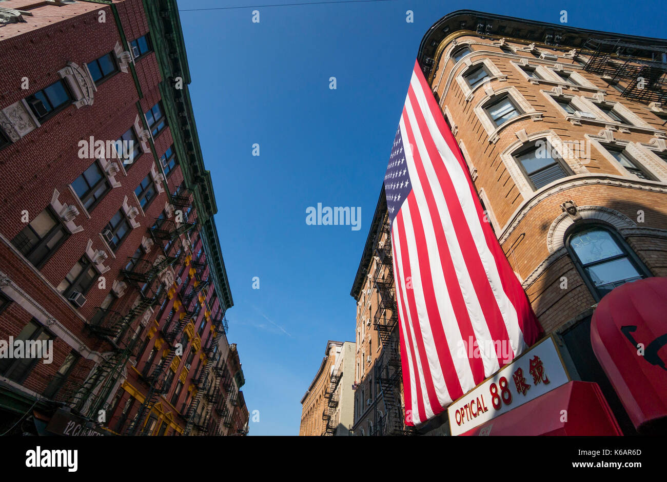 Giant bandiera americana appesa su un casamento in Chinatown, New York City, nella parte inferiore di Manhattan Foto Stock