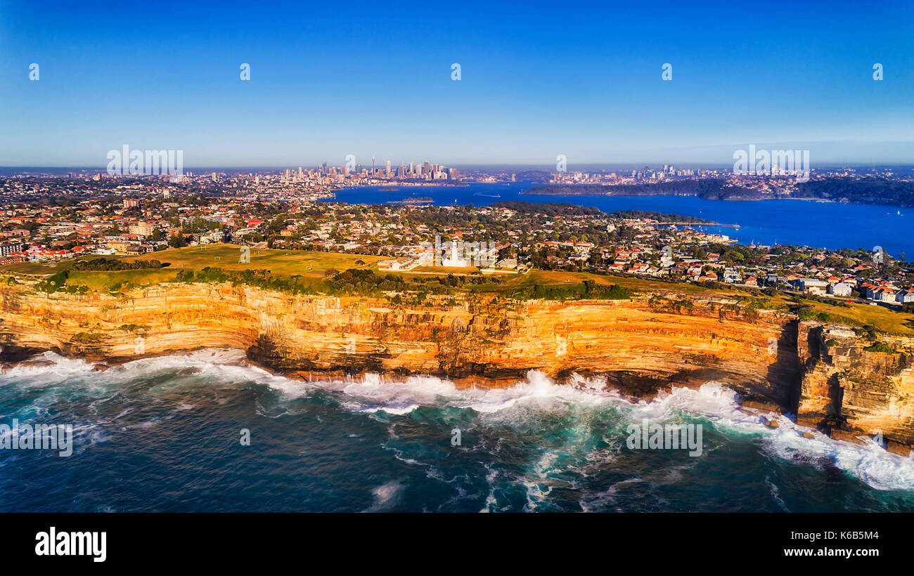 Sharp arenaria robusto scogliera rocciosa off continental australiano plato rivolta verso le acque aperte dell'oceano pacifico su una soleggiata giornata splendente nella foto aerea verso Foto Stock