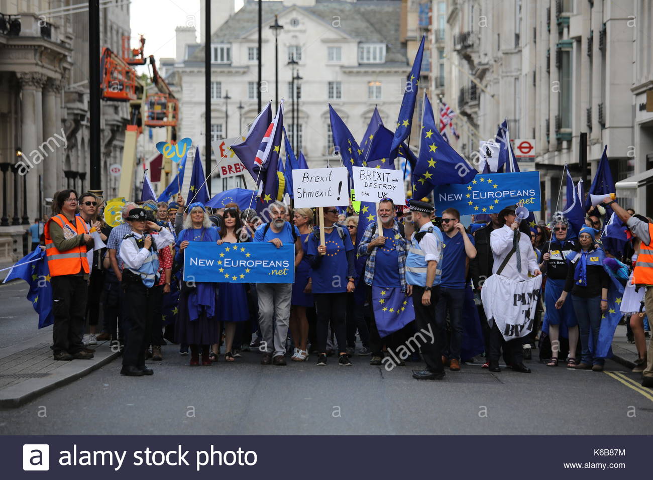 Cuscinetto di manifestanti pro-UE anti-Brexit slogan a piedi attraverso le strade di Londra sul loro modo di Westminster. credito:reallifephotos/Alamy Foto Stock
