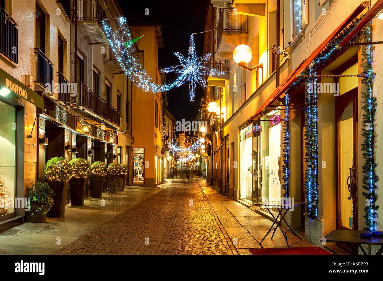 Alba, Italia - 07 dicembre 2011: strada pedonale e negozi nel centro storico di Alba illuminato e decorato per il natale. Foto Stock