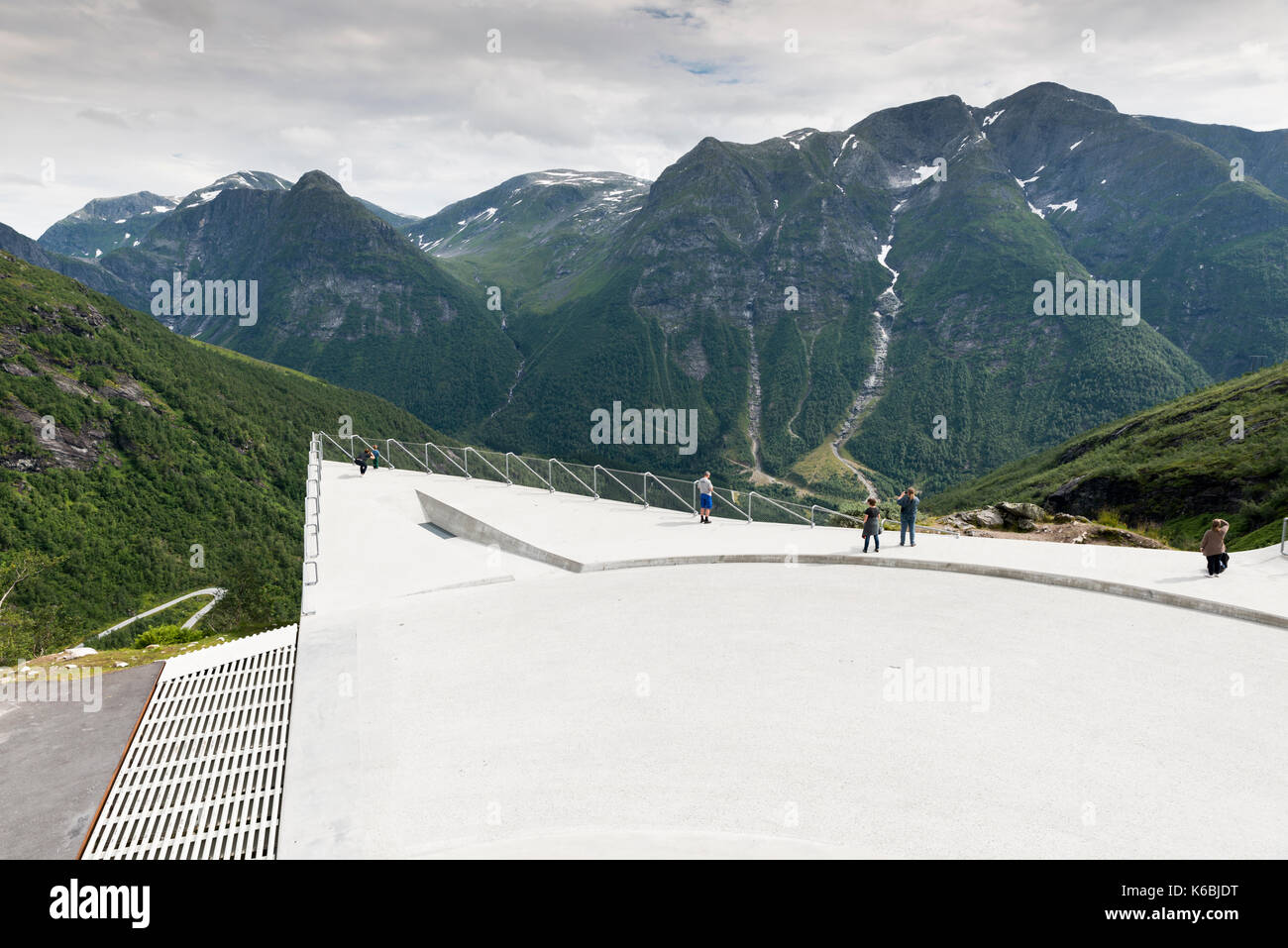 Balestrand,NORVEGIA 26-07-2017: persone non identificate al utsikten a gaularfjellet su 26-07-2017: il gaularfjellet è uno dei grandi platf visualizzazione Foto Stock