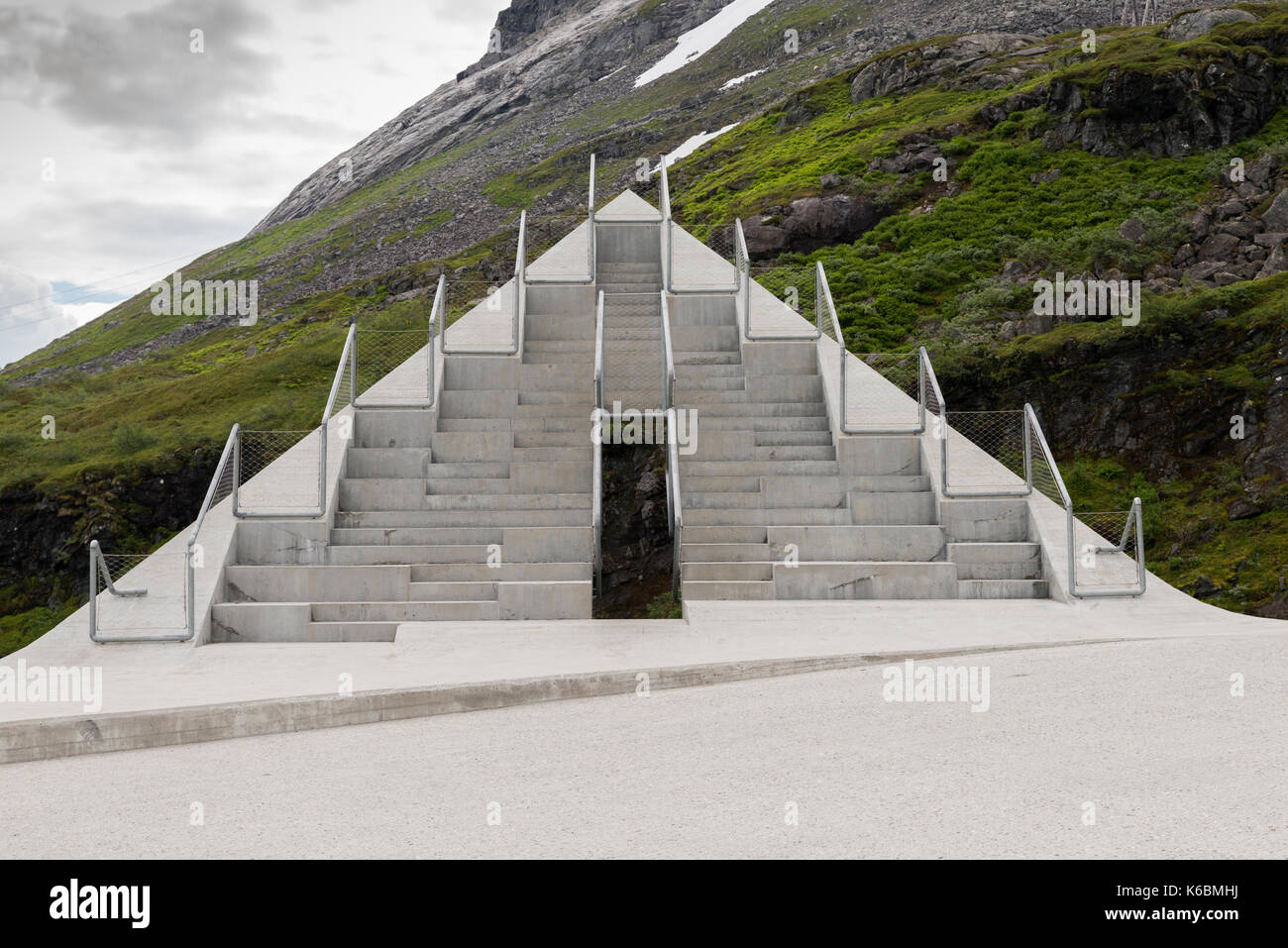 Il "utsikten" a gaularfjellet è una grande piattaforma di visualizzazione che offre una spettacolare vista lungo la nazionale strada turistica gaularfjellet Foto Stock