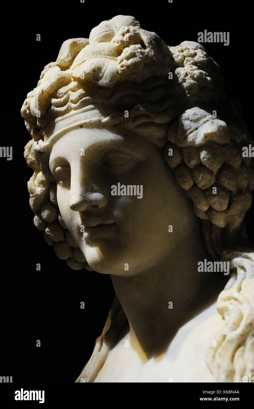 Statua di Dioniso, dio del vino, con corona di grappoli di uva. dettaglio. I secolo d.c. marmo. Museo archeologico nazionale di napoli.. l'Italia. Foto Stock