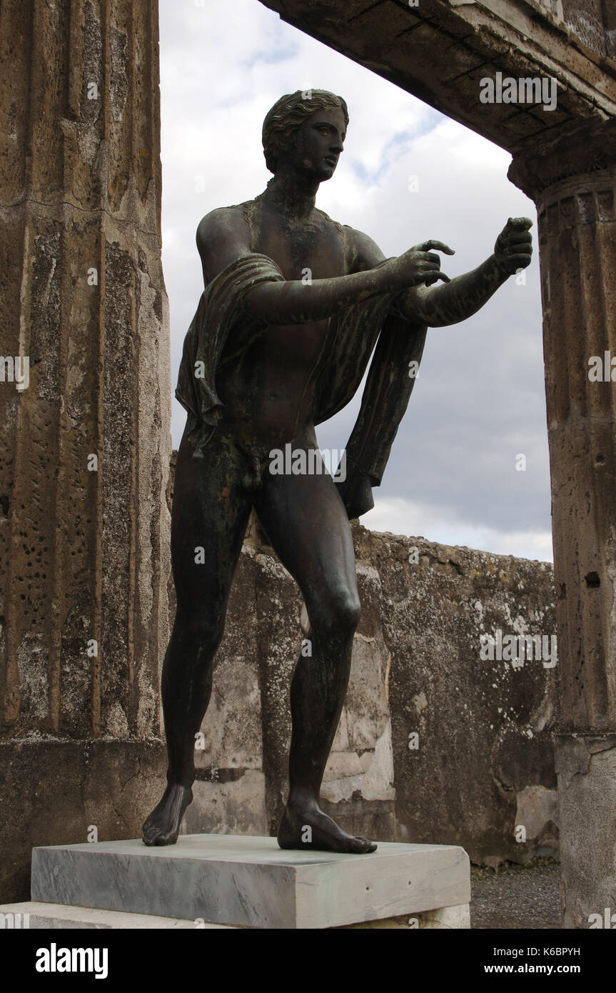 L'apollo saettante, come un arciere. Iii secolo a.c. bronzo. ubicazione: Tempio di Apollo, Pompei, Italia. copia. Foto Stock