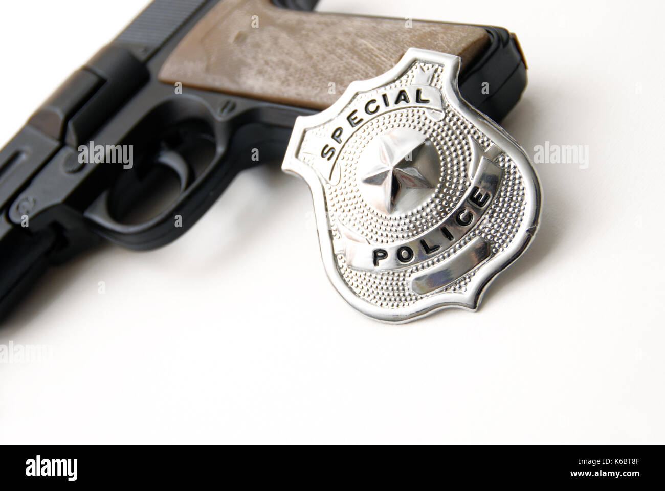 Pistola e distintivo di polizia, diritto e il concetto di ordine Foto Stock