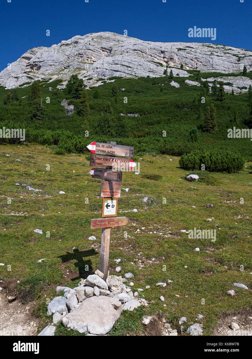 Cartello,mountain,prato,pino mugo,pietre Foto Stock