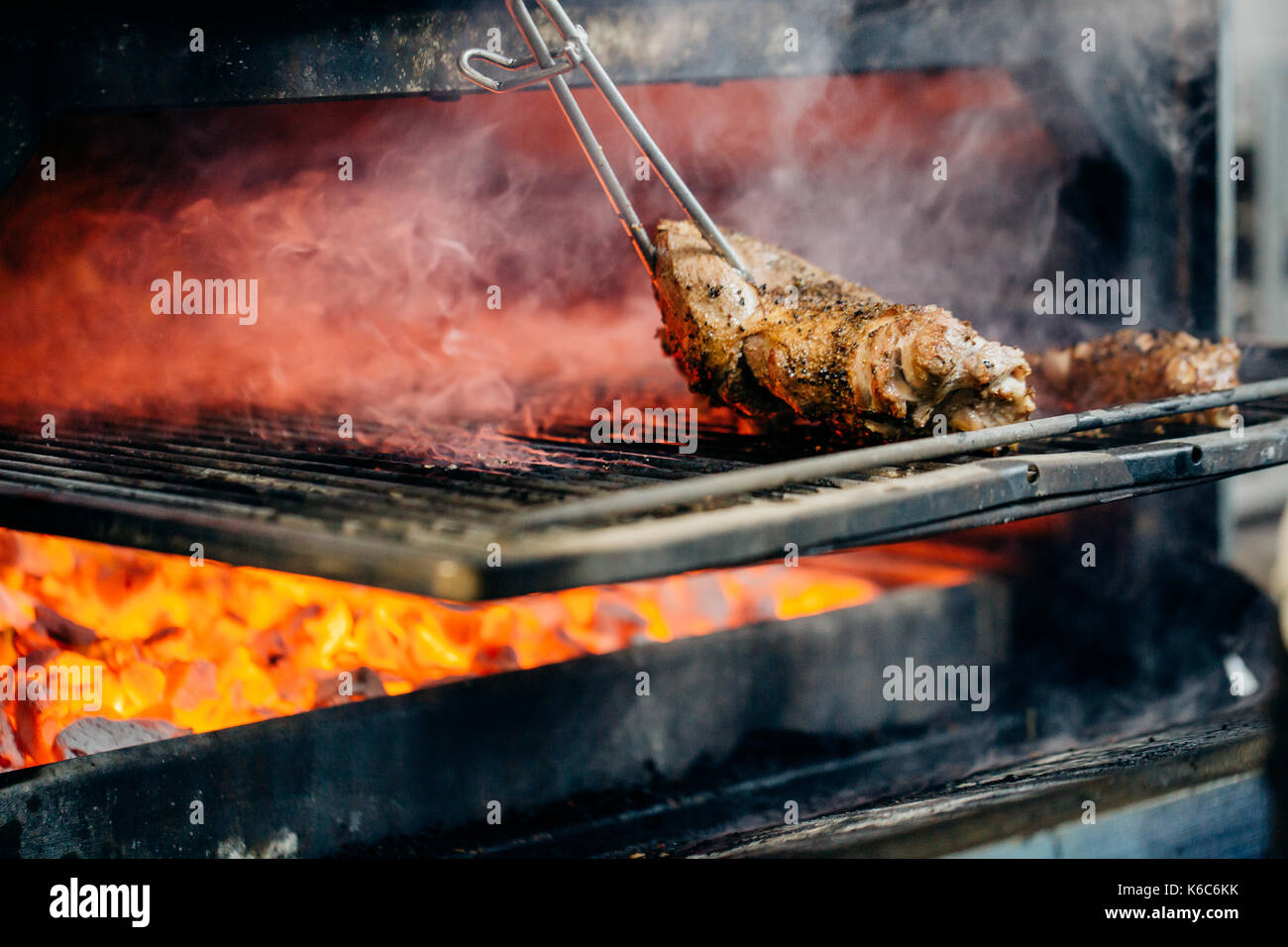 Svuotare flaming brace con fuoco aperto, pronto per il product placement.  concetto di grigliate estive, barbecue, barbecue e party Foto stock - Alamy