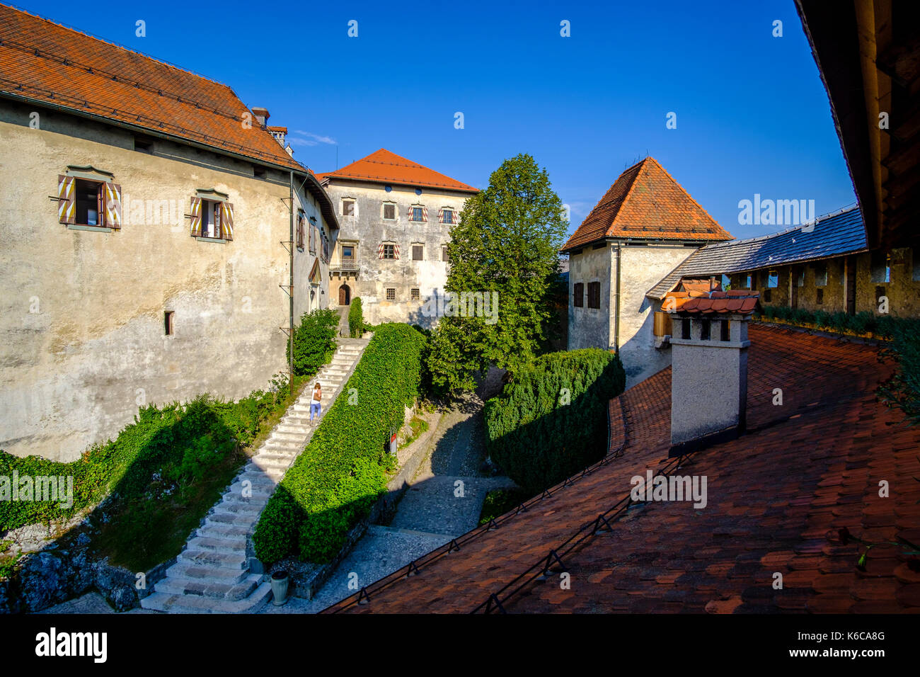 Edifici all'interno del castello di Bled, blejski grad, situato su una montagna rocciosa alta al di sopra del lago di Bled, blejsko jezero Foto Stock