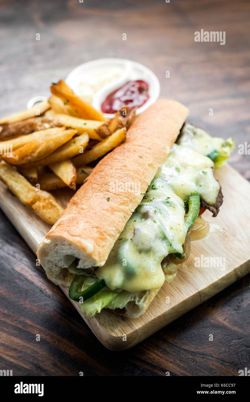 Gourmet di Philly cheese steak sandwich americano con patate fritte Foto Stock