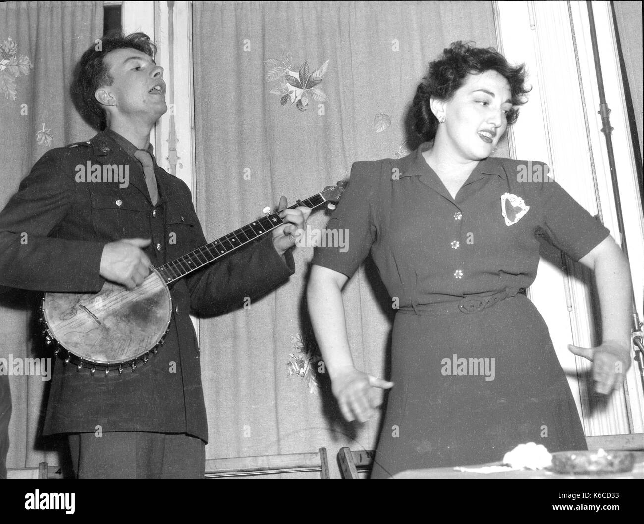 Pete SEEGER (1919-2014) musicista folk americano in occasione di una festa di San Valentino per celebrare l'apertura della mensa del lavoro federale Unito a Washington nel 1944 Foto Stock