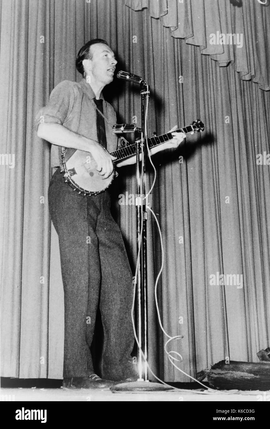 Pete SEEGER (1919-2014) musicista folk americano circa il 1944 Foto Stock