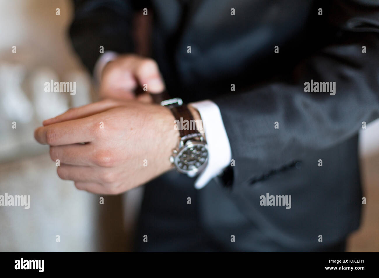 Uomo di mettere l'orologio sul, ottenere pronto per le sue nozze Foto Stock