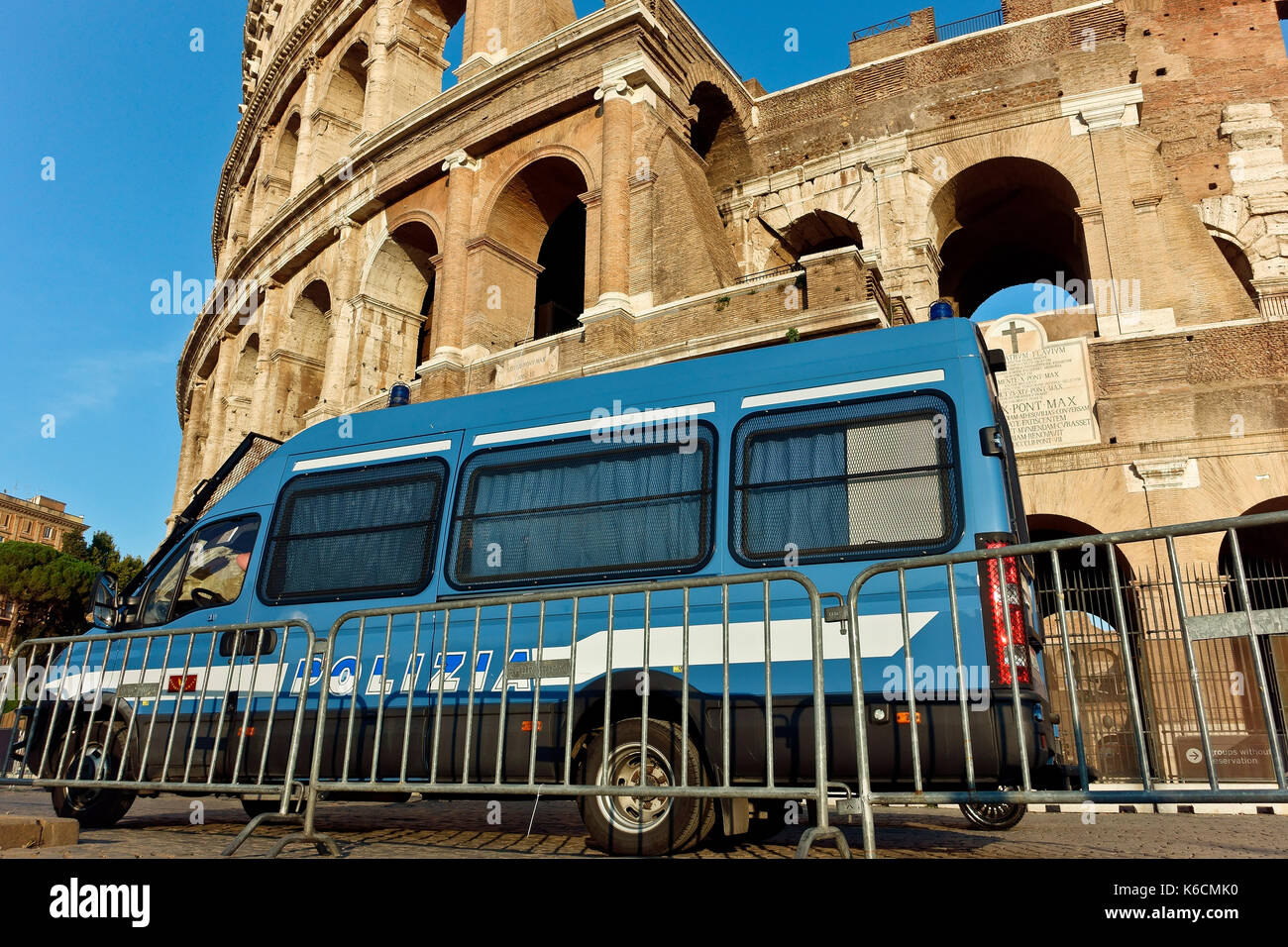Polizia Italiana, per prevenire gli attacchi terroristici, pattuglia il Colosseo (anfiteatro flaviano). Roma antica, Italia, Europa, Unione europea, UE. Foto Stock