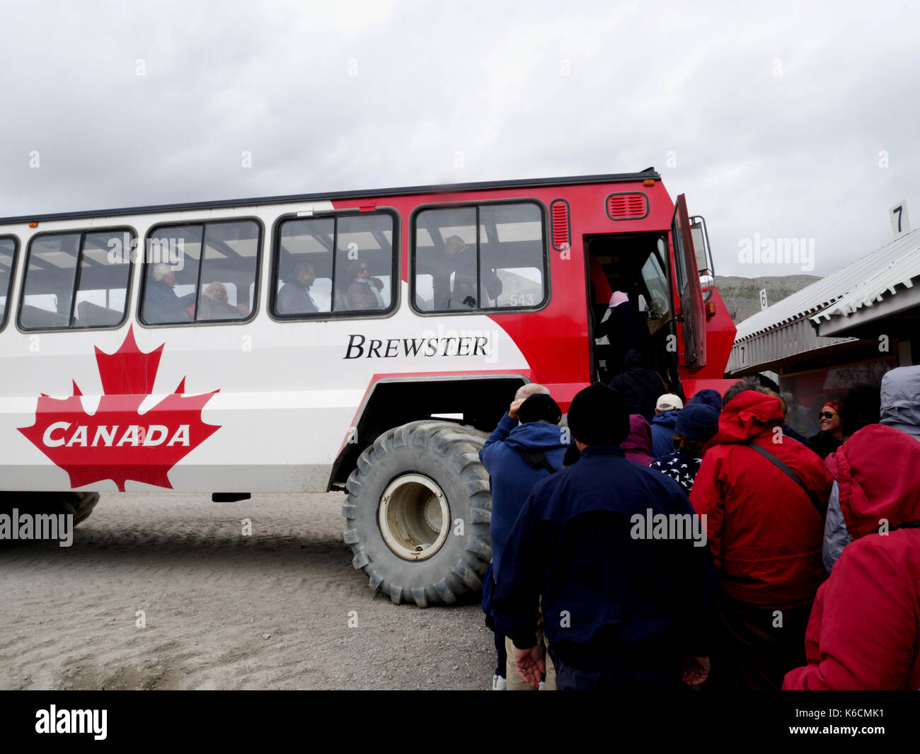 Imbarco per un veicolo fuoristrada per un tour del Ghiacciaio Athabasca tour per il Columbia Icefield, Alberta, Canada. Foto Stock
