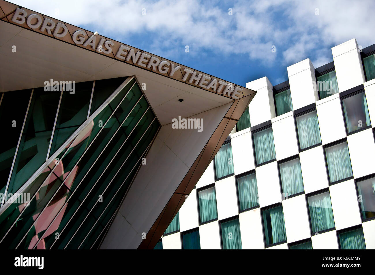 Bord Gais teatro di energia da architetto americano Daniel Libeskind e la facciata del marcatore Hotel, Grand Canal Square, Docklands. Dublino, Irlanda, Europa Foto Stock