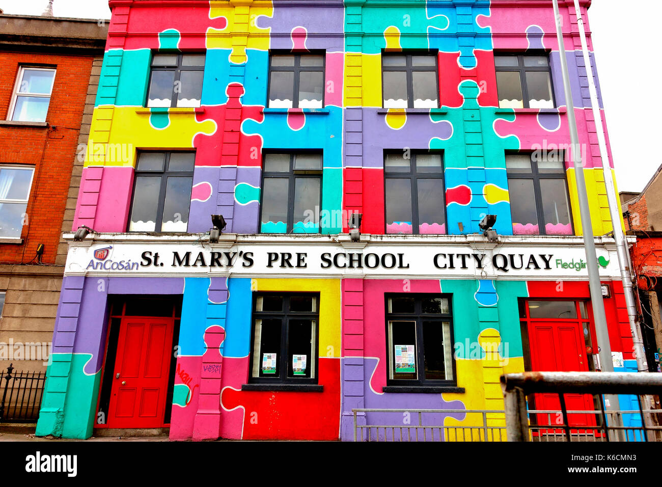 Facciata multicolore prescolastica di Santa Maria. Edificio a jigsaw sulla City Quay. Dublino, Repubblica d'Irlanda, Europa, Unione europea, UE. Foto Stock