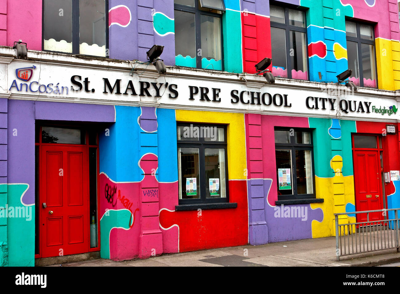 Facciata multicolore prescolastica di Santa Maria. Edificio a jigsaw sulla City Quay. Dublino, Repubblica d'Irlanda, Europa, Unione europea, UE. Foto Stock
