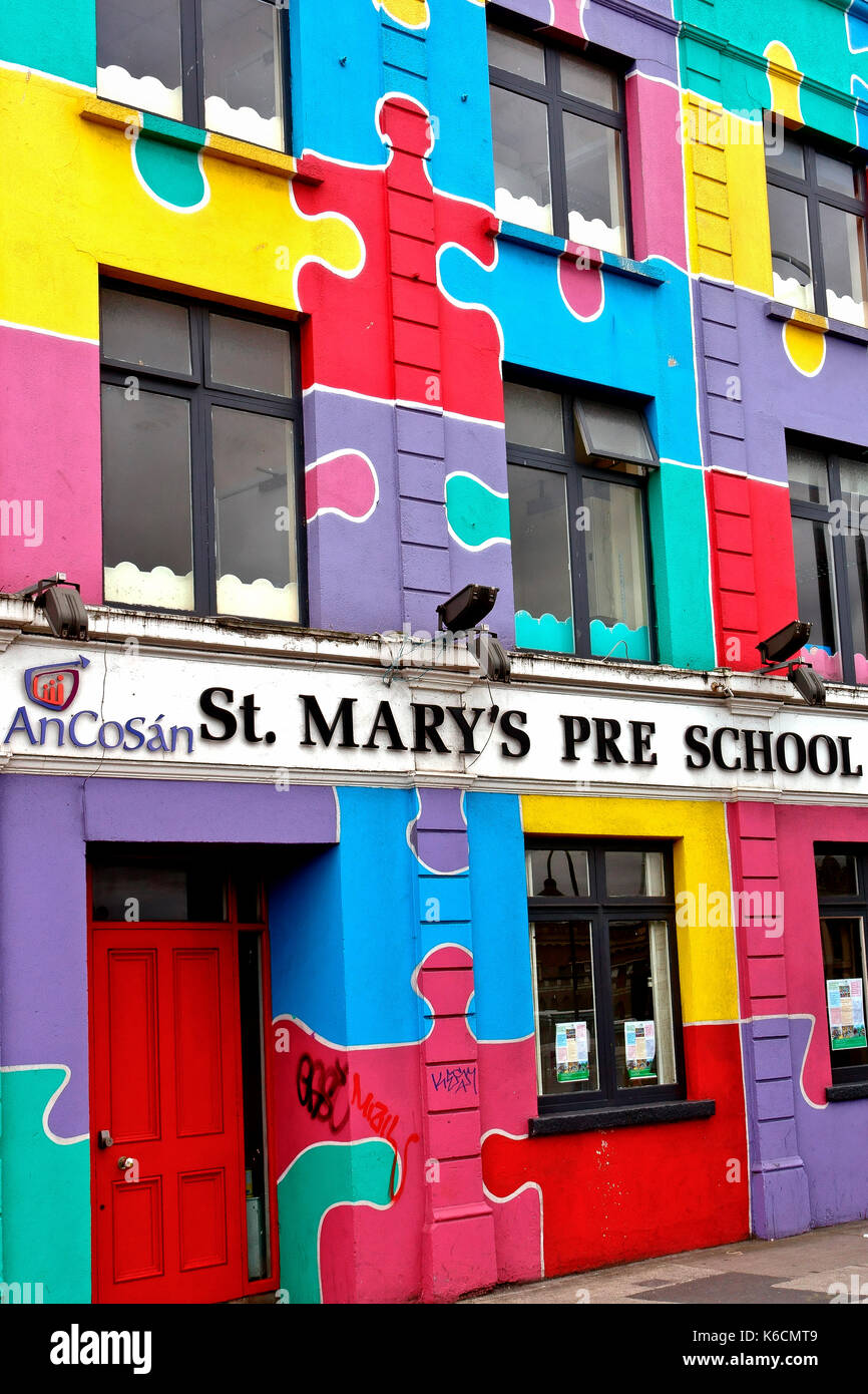 Facciata multicolore prescolastica di Santa Maria. Edificio a jigsaw sulla City Quay. Dublino, Repubblica d'Irlanda, Europa, Unione europea, UE. Foto Stock