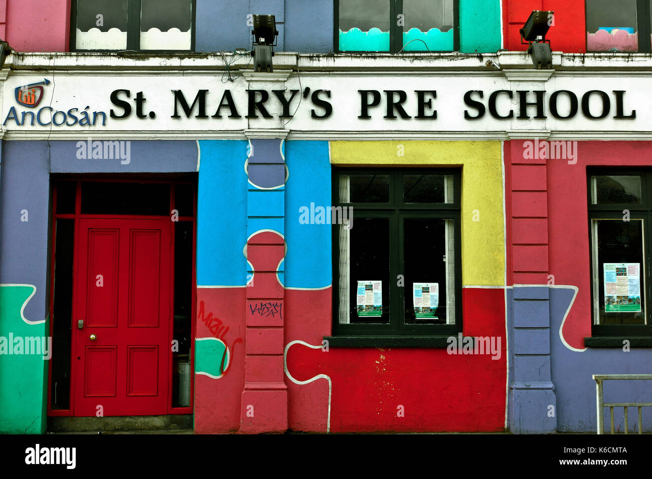 Facciata multicolore prescolastica di Santa Maria. Edificio a jigsaw sulla City Quay. Dublino, Repubblica d'Irlanda, Europa, Unione europea, UE. Foto Stock