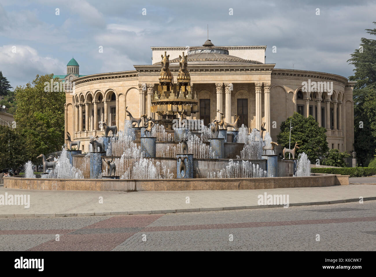 La Colchide fontana nel centro di Kutaisi in Georgia, con il dramma georgiano Lado Teatro Meskhishvili dietro. Foto Stock