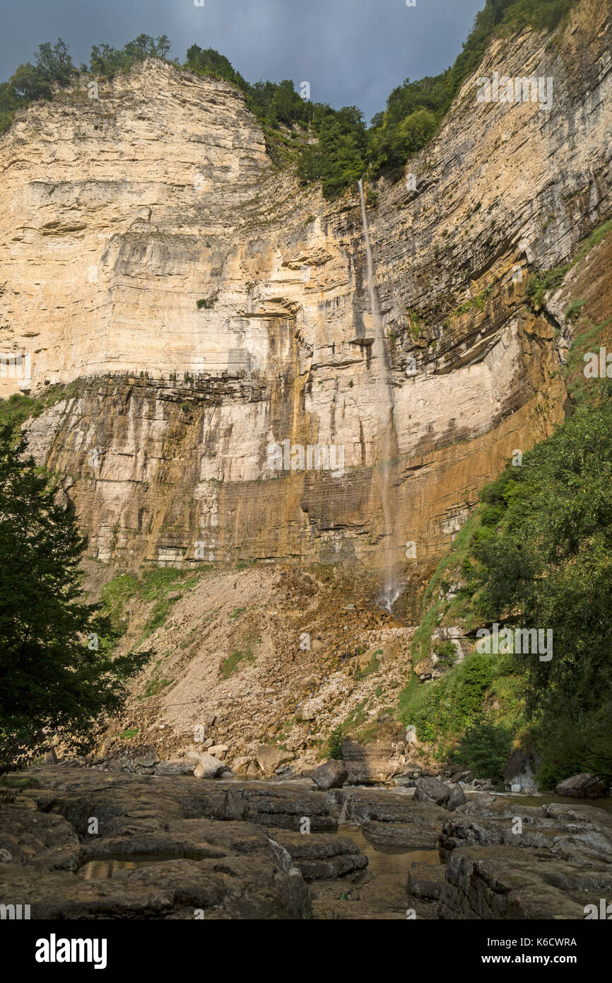 La Cascata Kinchkha nella ex Repubblica sovietica di Georgia. Foto Stock