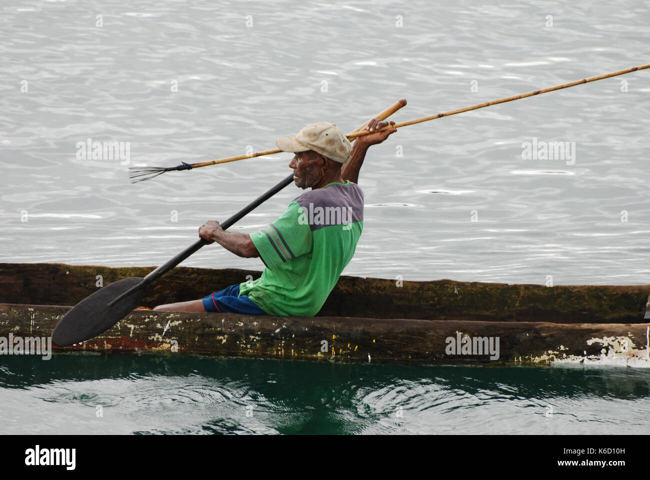 Abitante in Papua Nuova Guinea la pesca con metodi tradizionali Foto Stock