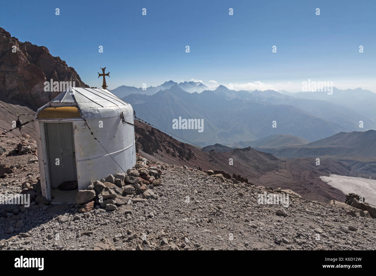 Piccola chiesa di metallo si siede su un picco sotto il monte Kazbek in Georgia. Utilizzato come luogo di culto o di un rifugio per gli alpinisti e gli escursionisti. Foto Stock