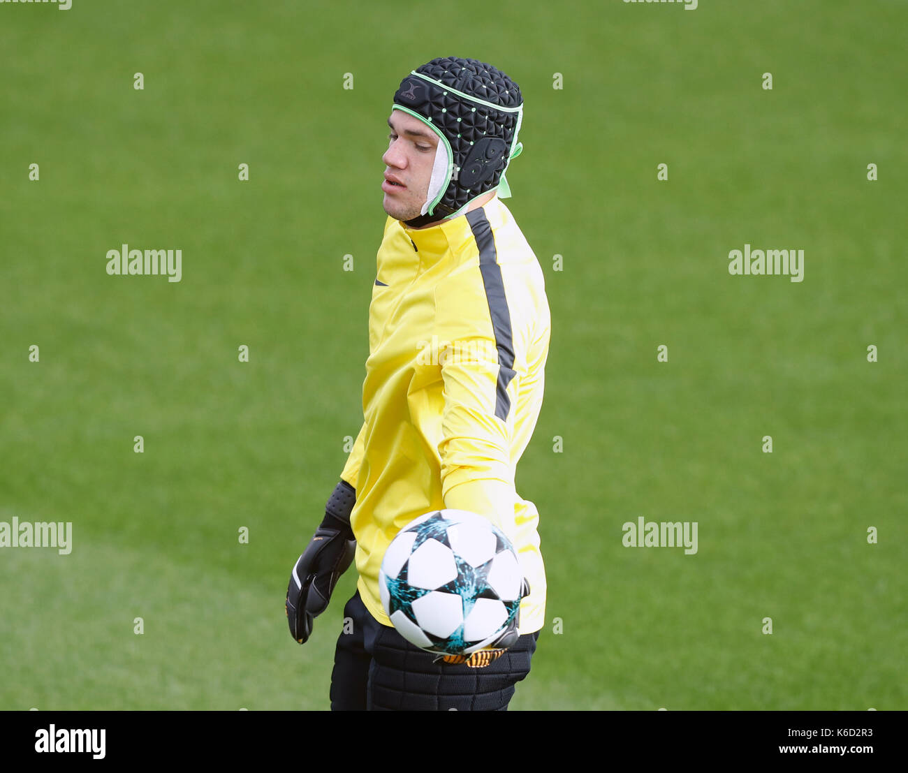Manchester City il portiere ederson indossa un casco protettivo durante la  sessione di formazione presso il city football academy, Manchester Foto  stock - Alamy