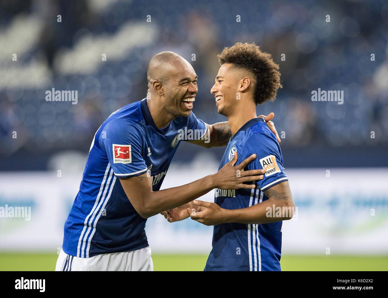 Gelsenkirchen, Deutschland. Decimo Sep, 2017. schlussjubel ge, naldo l. (Ge) lachend mit thilo kehrer (ge), fussball 1. Bundesliga, 3. spieltag, FC Schalke 04 (GE) - VFB Stuttgart (s) 3:1, am 10.09.2017 a Gelsenkirchen/ Deutschland. | verwendung weltweit credito: dpa/alamy live news Foto Stock