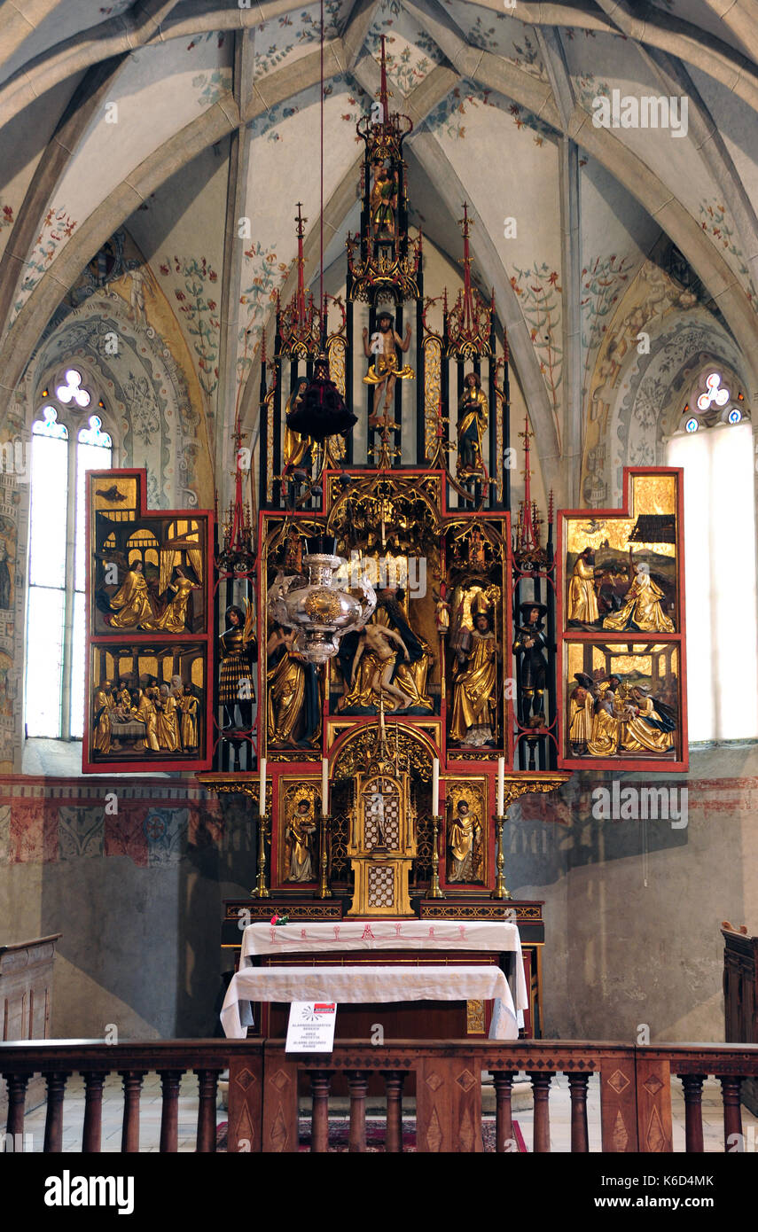 Laces, Italia. 12 giugno, 2017. La chiesa dell'ospedale (costruito 1380) nel mercato comune di Laces in Val Venosta centrale. un altare storico e artistico di significato, costruito da Jörg Lederer in 1517, può essere visto qui. prese 18.06.2017. photo: Reinhard kaufhold/dpa-zentralbild/zb | in tutto il mondo di utilizzo/dpa/alamy live news Foto Stock