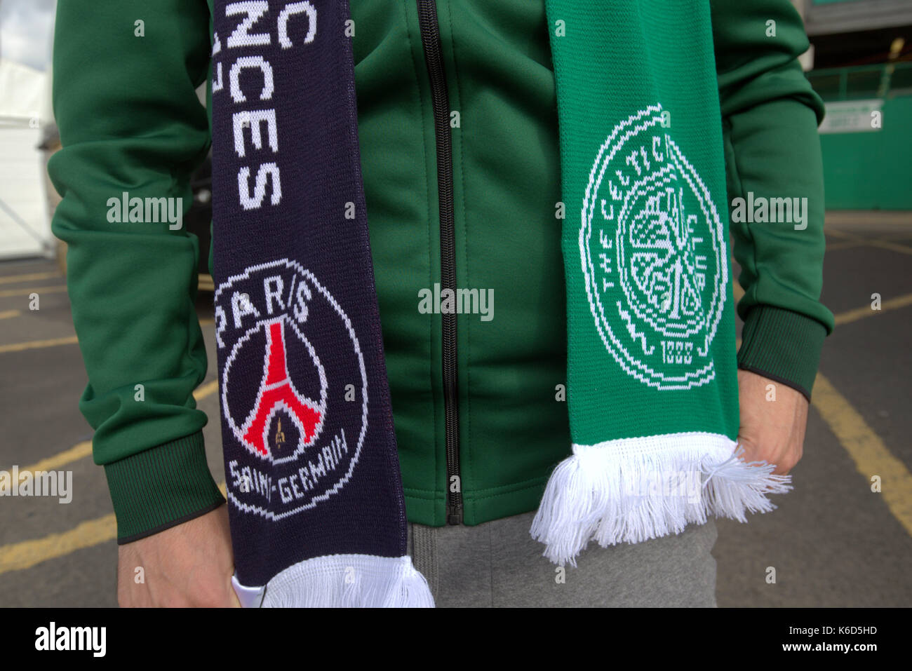 Glasgow, Scotland, Regno Unito. Xii Sep, 2017. paris saint-germain football club, comunemente noto come gioco di psg Glasgow Celtic in champions league stasera commemorative dual sciarpa . credito: gerard ferry/alamy live news Foto Stock