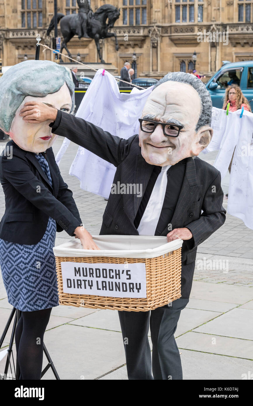 Londra, Regno Unito. Xii Sep, 2017. mascherata manifestanti attendere al di fuori del Parlamento per l'annuncio del rinvio alle autorità garanti della concorrenza del XXI secolo fox offerta per sky credit: Ian Davidson/alamy live news Foto Stock