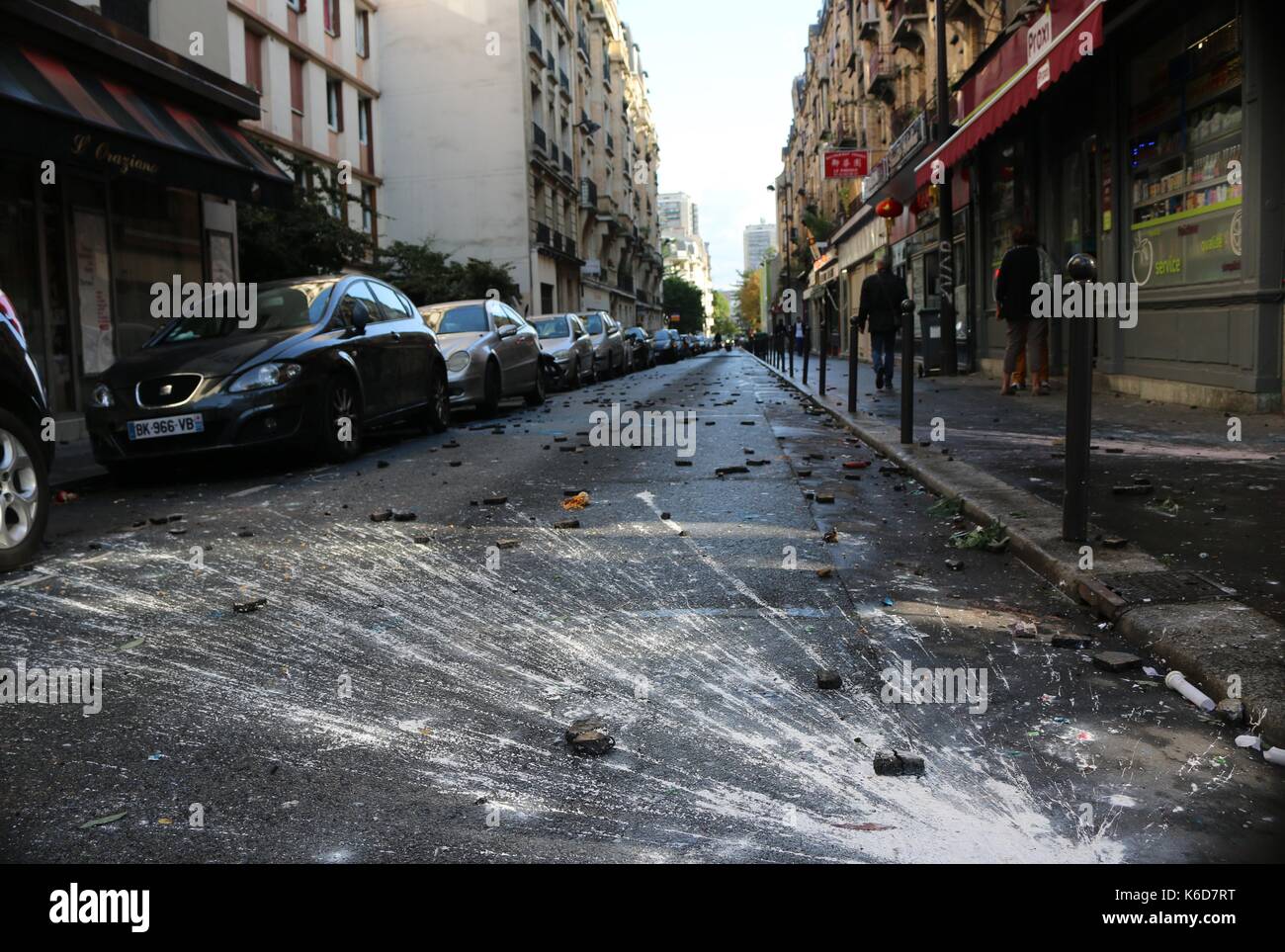 La scia lasciata dietro dopo gli scontri con la polizia francese durante una loi travail marzo a Parigi Foto Stock