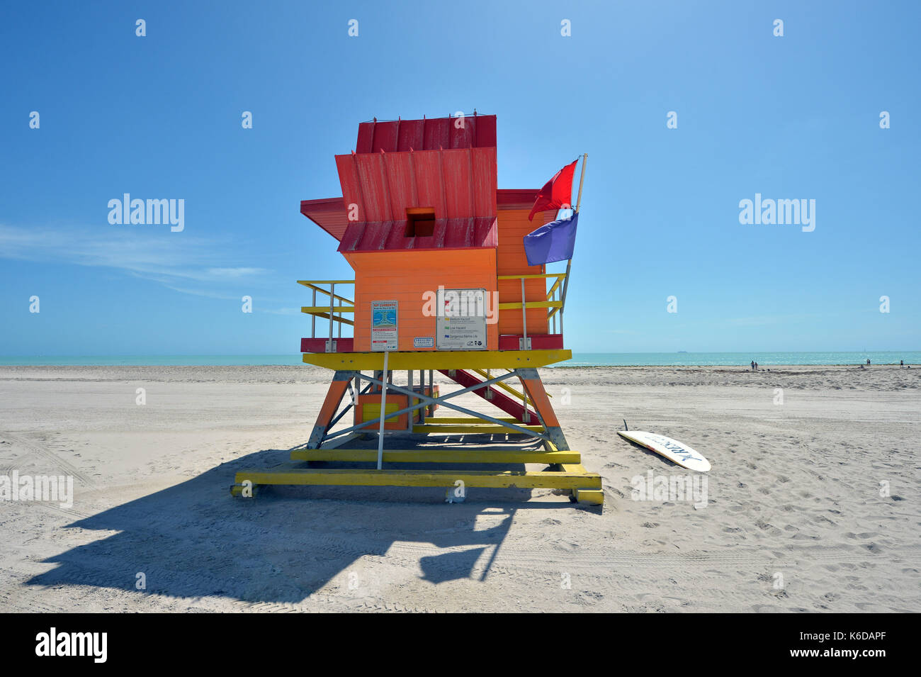 Miami BEACH, FL - 12 SETTEMBRE: (COPERTURA esclusiva) ***NO NY DAILIES*** I Residenti hanno aspettato ore per superare la strada rialzata per tornare a South Beach dopo un'evacuazione obbligatoria solo per trovare Gli Effetti di Extreme Categoria 5 uragano Irma. La spiaggia, Ocean Drive, Collins Ave, Miami Marina e anche il porto di Miami, che sono sempre pieni di persone, Le barche e le navi da crociera erano tutte vuote e avevano quasi una calma morta erie ad esso come elicotteri milatary falco nero pattugliato le spiagge, come i residenti di ritorno alla loro casa e business il 12 settembre 2017 a Miami Beach, Florida People: Ocean Foto Stock