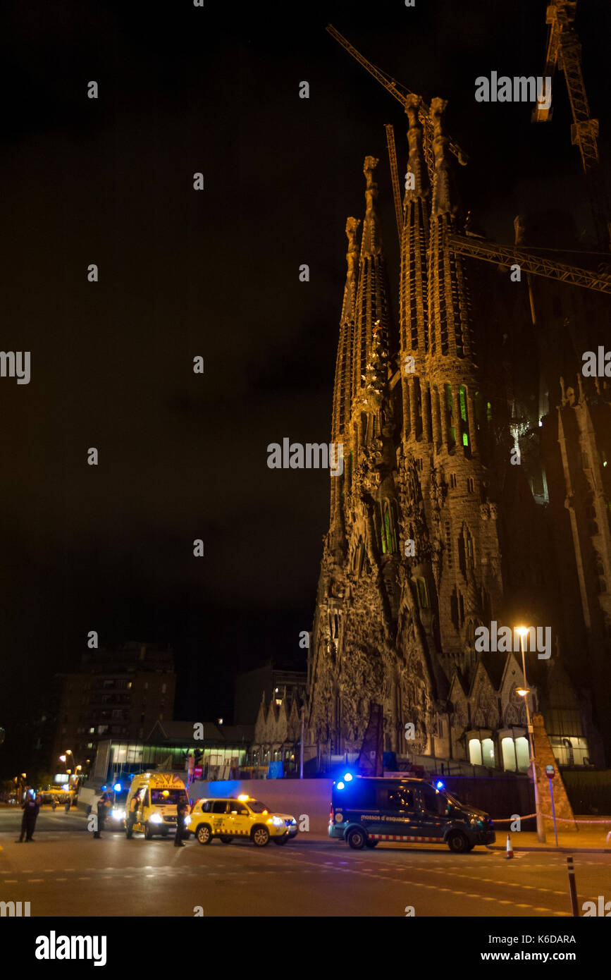 Barcellona, Catalogna. 12 settembre 2017. Spagna. 12 settembre 2017. L'operazione di polizia ha sfracinato la Sagrada Família e le stazioni della metropolitana delle linee 2 e 5. I bombardieri TEDAX hanno esaminato un sospetto artefatto abbandonato all'interno di un furgone. Credit: Charlie Perez/Alamy Live News Foto Stock