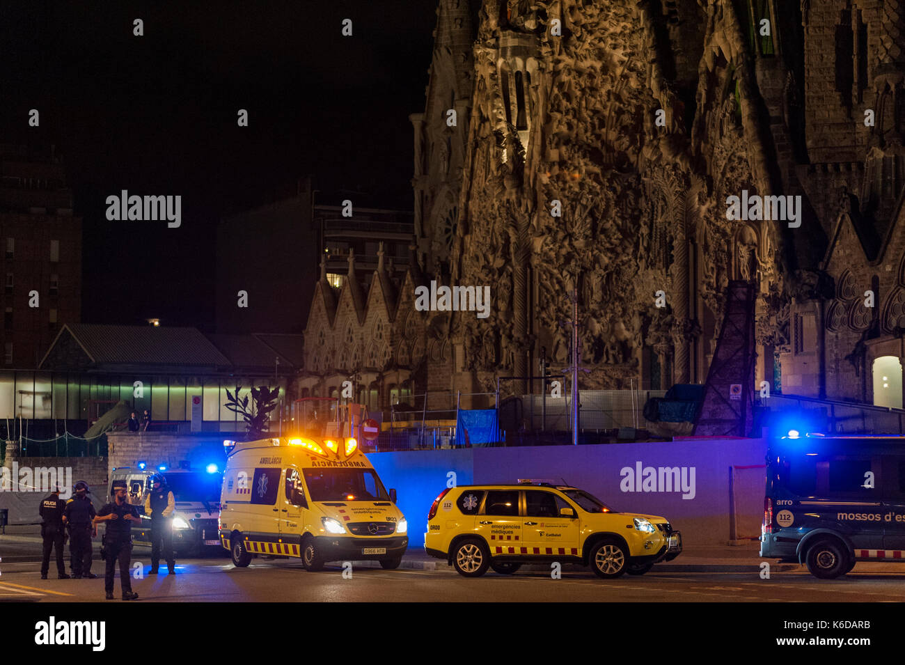 Barcellona, Catalogna. 12 settembre 2017. Spagna. 12 settembre 2017. Lavoratori di negozi vicino alla Santa famiglia tornano alle loro imprese una volta il cordone di polizia. Credit: Charlie Perez/Alamy Live News Foto Stock