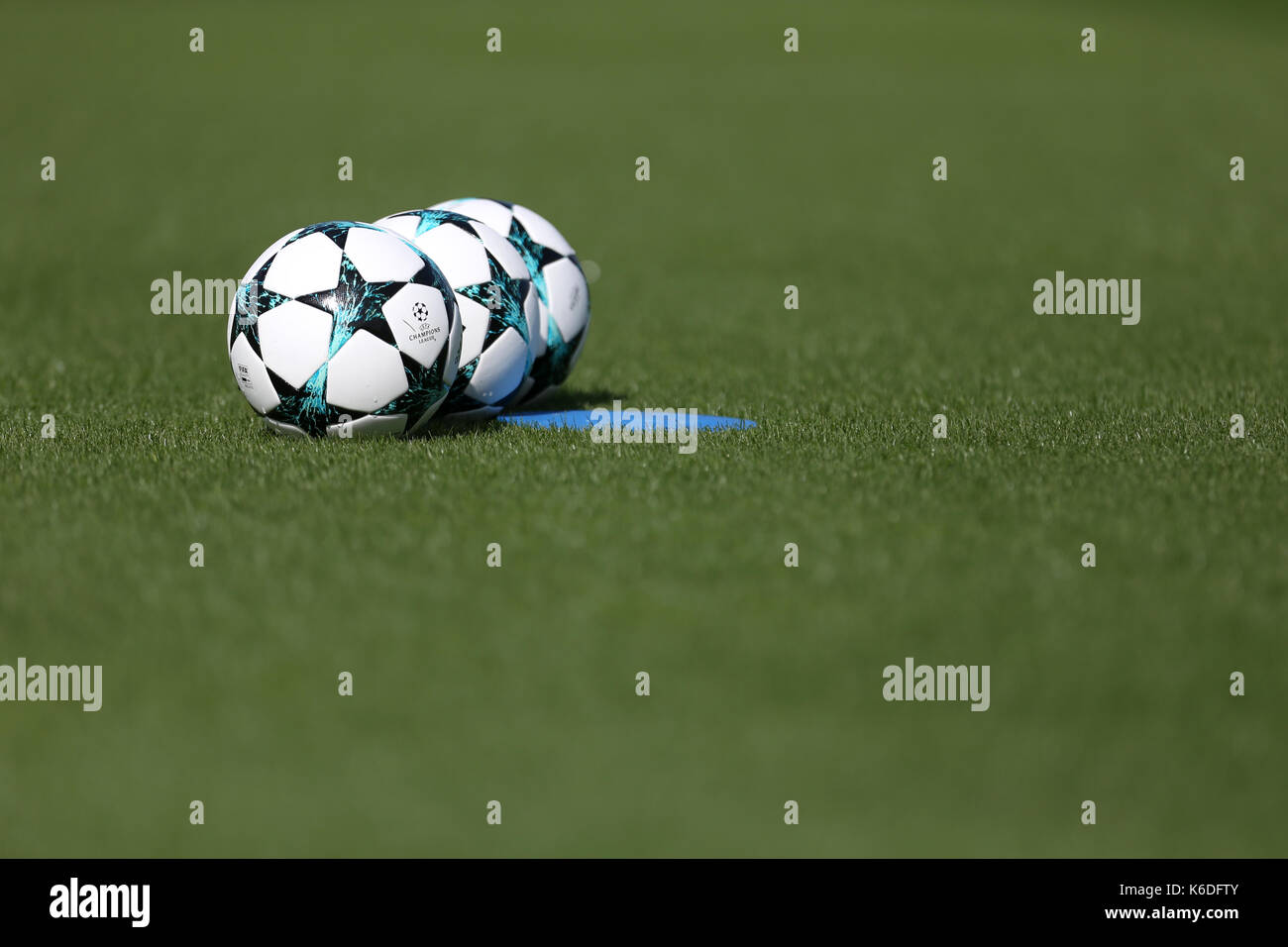 Una vista generale della UEFA Champions League palloni da calcio durante la sessione di formazione presso Enfield allenamento, Londra Foto Stock