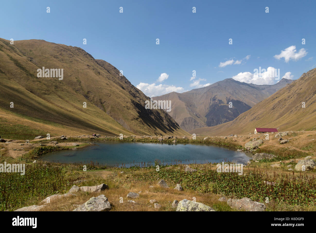 Vista della juta Valley in Georgia, che mostra un lago, le montagne e le colline. Foto Stock