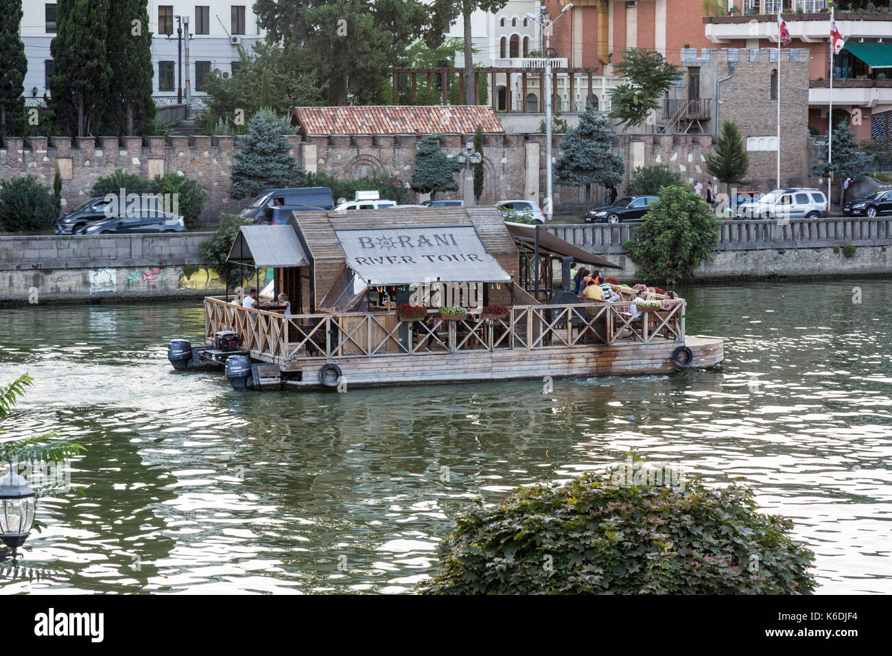 Tourist crociera in barca sul fiume Kura nel centro di Tbilisi in Georgia. Foto Stock